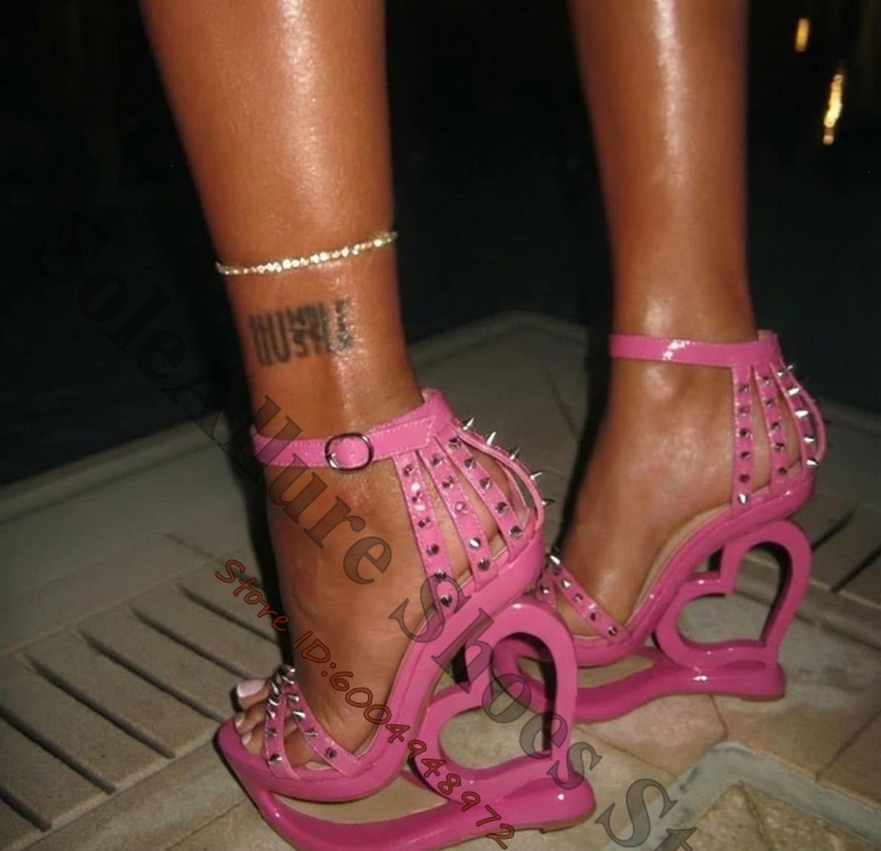 Leopard Print Heels - Heet roze spike-studded sandalen met hartvormige
