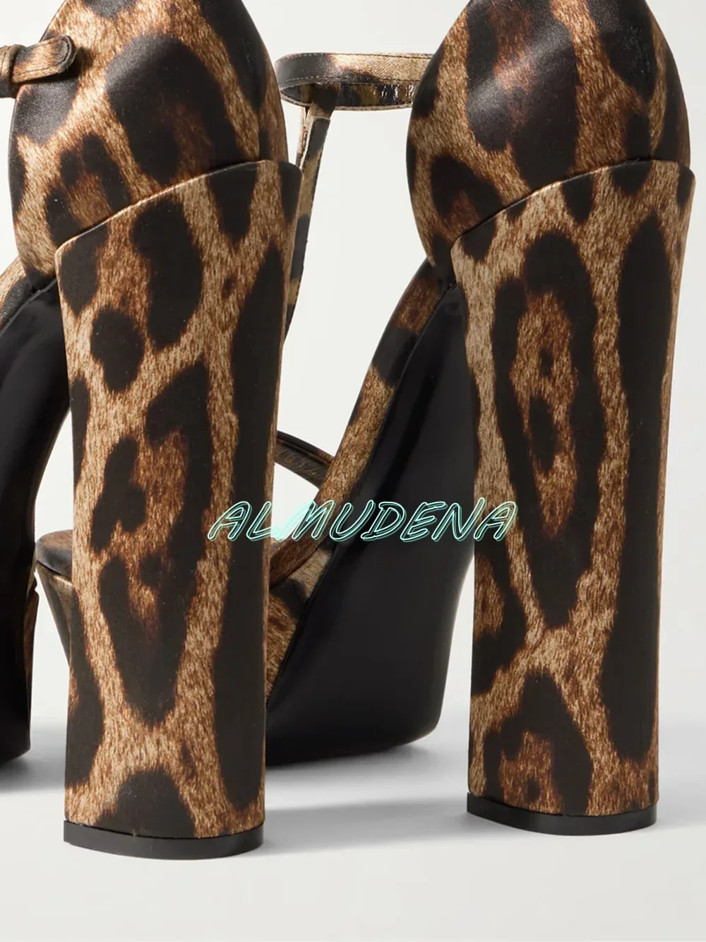 Glanzende luipaardprint satijn - Leopard Print Heels recensie en prijs